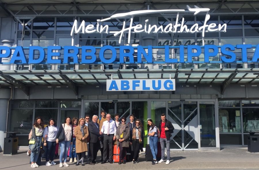 Landrat Manfred (Mitte) und Ornella van Tongern (Vorsitzende des Freundeskreises Mantua, 4. Von links) begrüßten Schülerinnen und Schüler aus der Provinz Mantua am Airport Paderborn/Lippstadt (Foto: Kreis Paderborn)